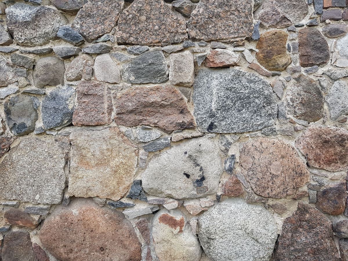 Natural fieldstone wall in mixed gray, rose and tan tones